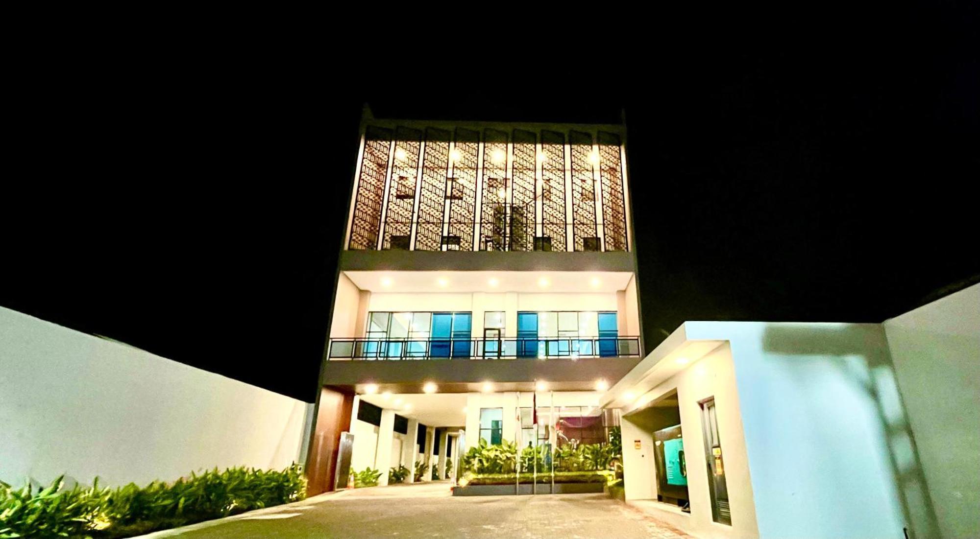 Front One Hotel Gombong Gombong  Eksteriør billede