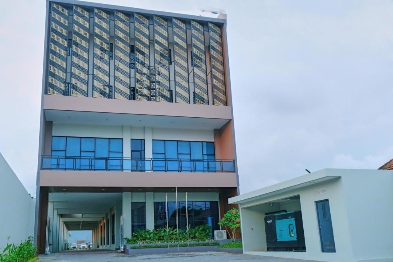 Front One Hotel Gombong Gombong  Eksteriør billede